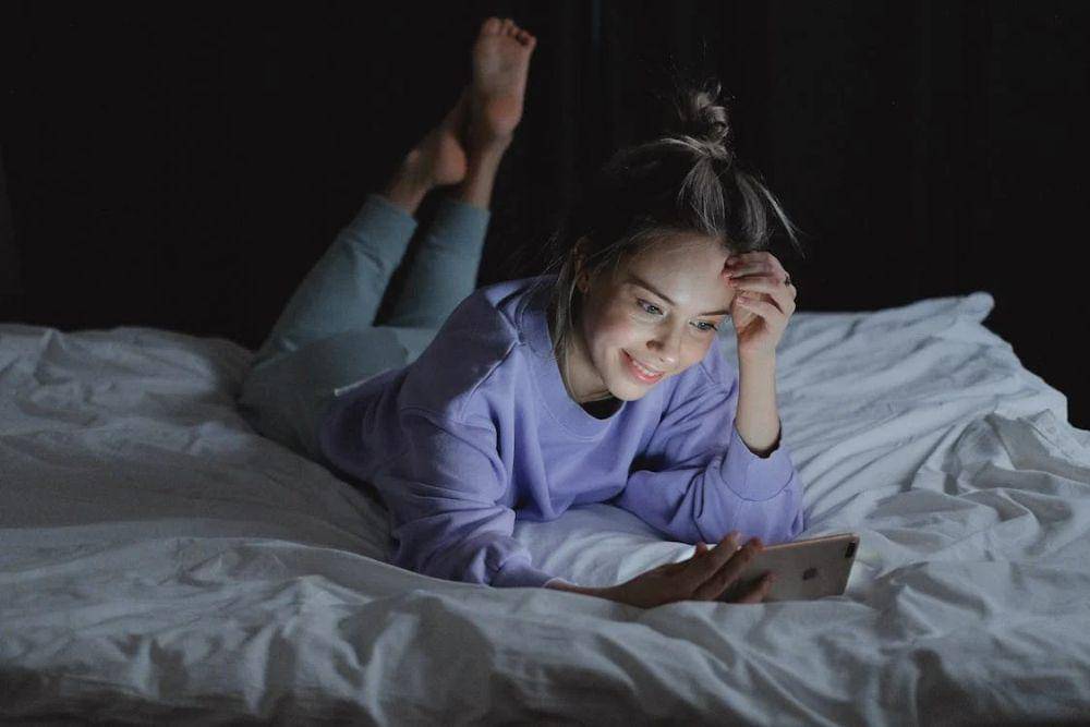 ilustrasi bermain ponsel sebelum tidur