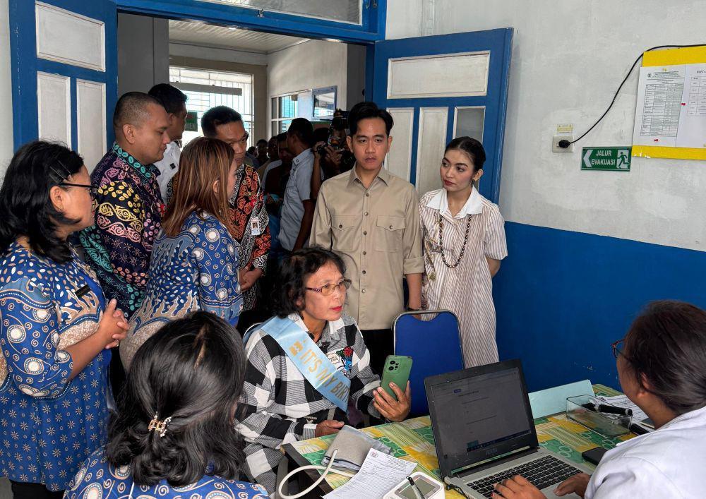 Wakil Presiden Gibran Rakabuming Raka meninjau program Cek Kesehatan Gratis di Puskesmas Sigompul, Kabupaten Humbang Hasundutan, Sumatra Utara, Jumat (16/5/2025). (Dok: Diskominfo Sumut)