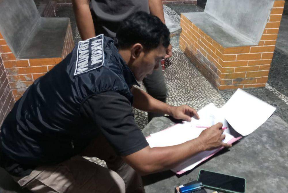 Pengungkapan 668 ekor burung ilegal asal Jambi oleh petugas Karantina Lampung dan FLIGHT Protecting Birds di Pelabuhan Bakauheni. (Dok. Karantina Lampung).