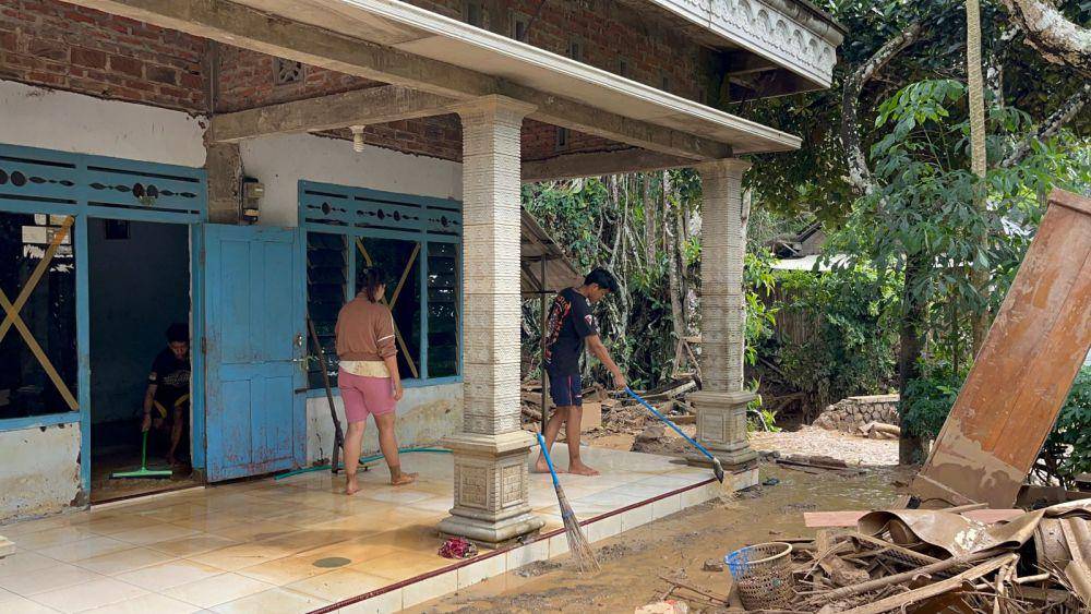 Warga membersihkan material longsor di Kediri. IDN Times/istimewa