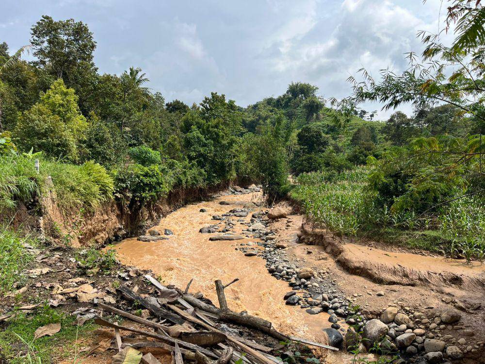 Aliran sungai yang meluap dan menyebabkan banjir di Kediri. IDN Times/istimewa