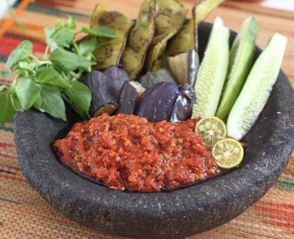 ilustrasi sambal dan lalapan (pinterest.com/jellie)