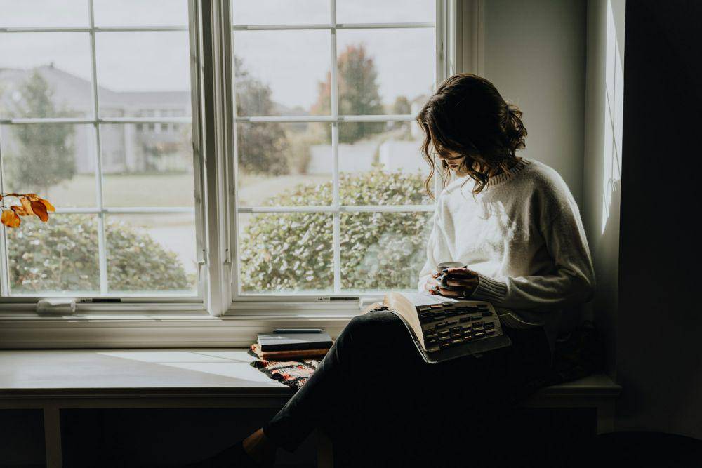 ilustrasi membaca buku (unsplash.com/Kelly Sikkema)