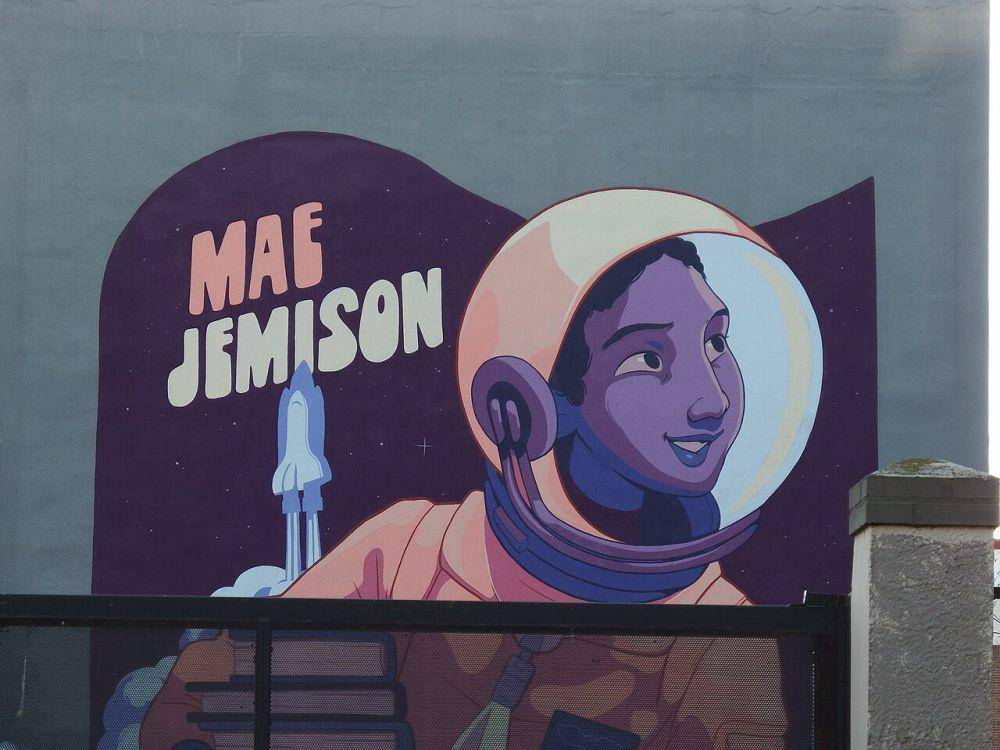 Mural Mae Jemison (commons.wikimedia.org/19Tarrestnom65)
