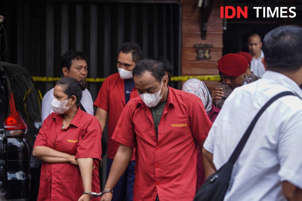 Polisi memboyong empat tersangka kasus penyelundupan 100 kg sabu dari Kota Medan, Sabtu (17/5/2025). (Saddam Husein for IDN Times)