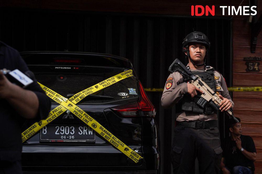 Anggota kepolisian berjaga di depan mobil dan rumah yang digunakan sebagai gudang sabu-sabu. (Saddam Husein for IDN Times)