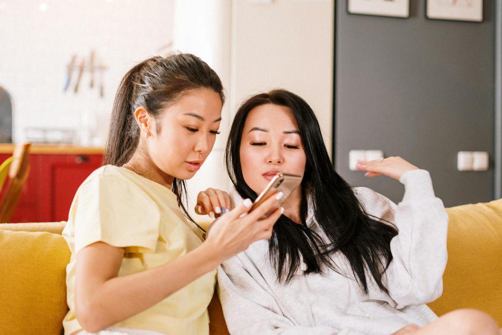 5 Cara Elegan Merespons Teman yang Selalu Pamer Harta