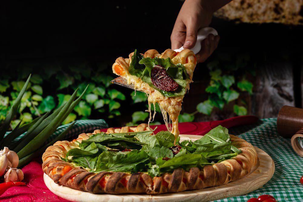 ilustrasi memadukan daun basil dengan keju untuk topping pizza (pexels.com/Horizon Content)