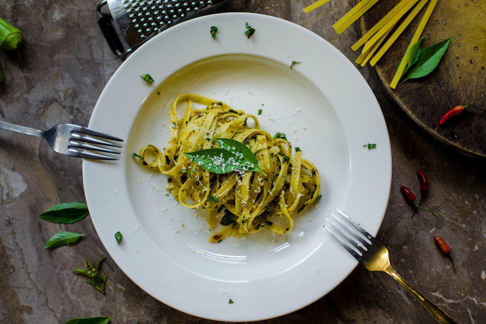 ilustrasi memadukan daun basil dengan pasta (pexels.com/Lgh_9)