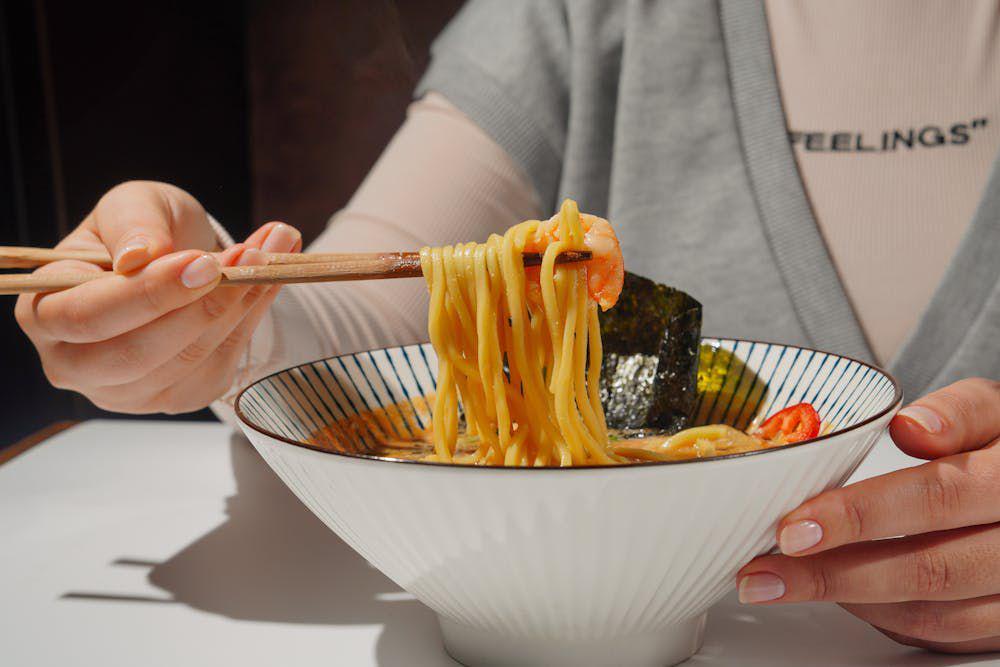 ilustrasi seseorang sedang menikmati ramen (pexels.com/Nadin Sh)
