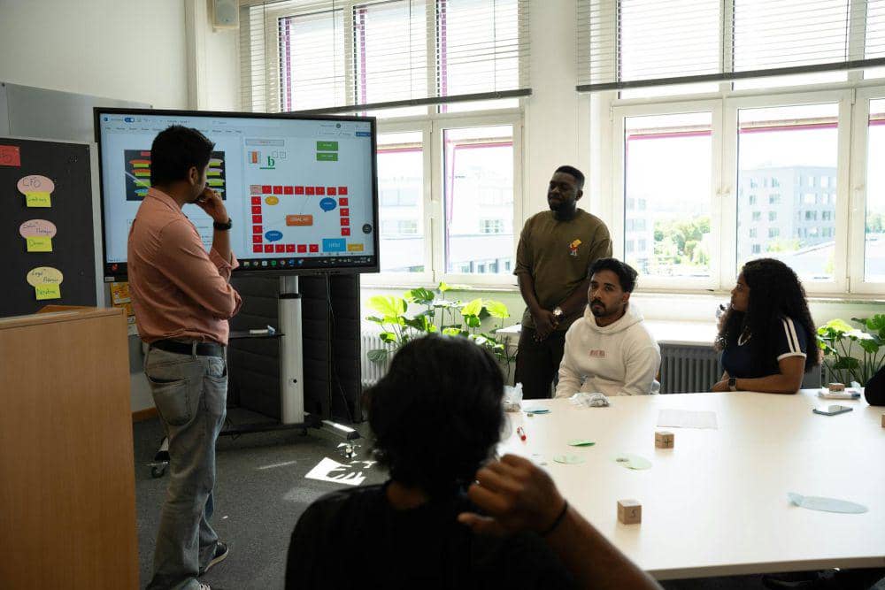 ilustrasi kerjasama antara lintas generasi (pexels.com/Md Jawadur Rahman)