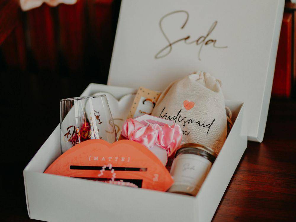 ilustrasi kotak hampers bridesmaids (pexels.com/Taha Samet Arslan)
