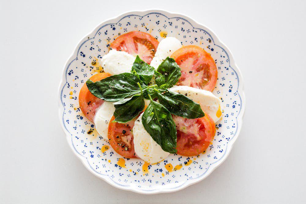 ilustrasi memadukan daun basil dengan salad (pexels.com/Tranmautritam)