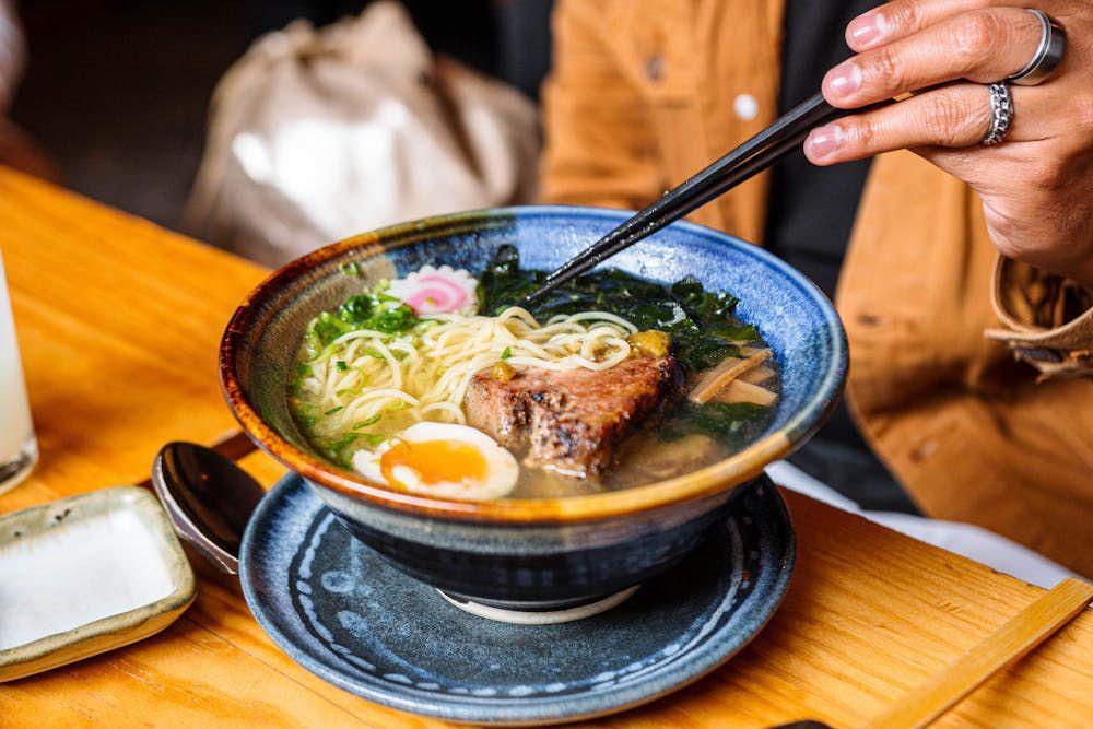 ilustrasi ramen dengan topping lengkap (pexels.com/Viridiana Rivera)
