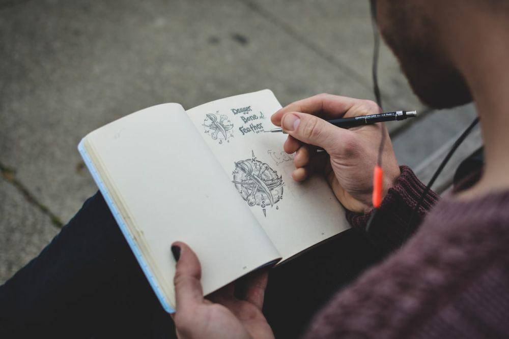 Ilustrasi orang sedang journaling (unsplash/koushikchowdavarapu)