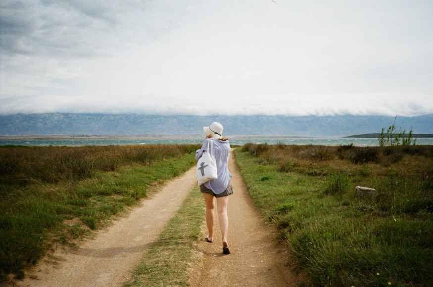 Ilustrasi jalan kaki yang sering dianggap sepele, padahal dampaknya luar biasa bagi otak (unsplash.com/Vasyl S)