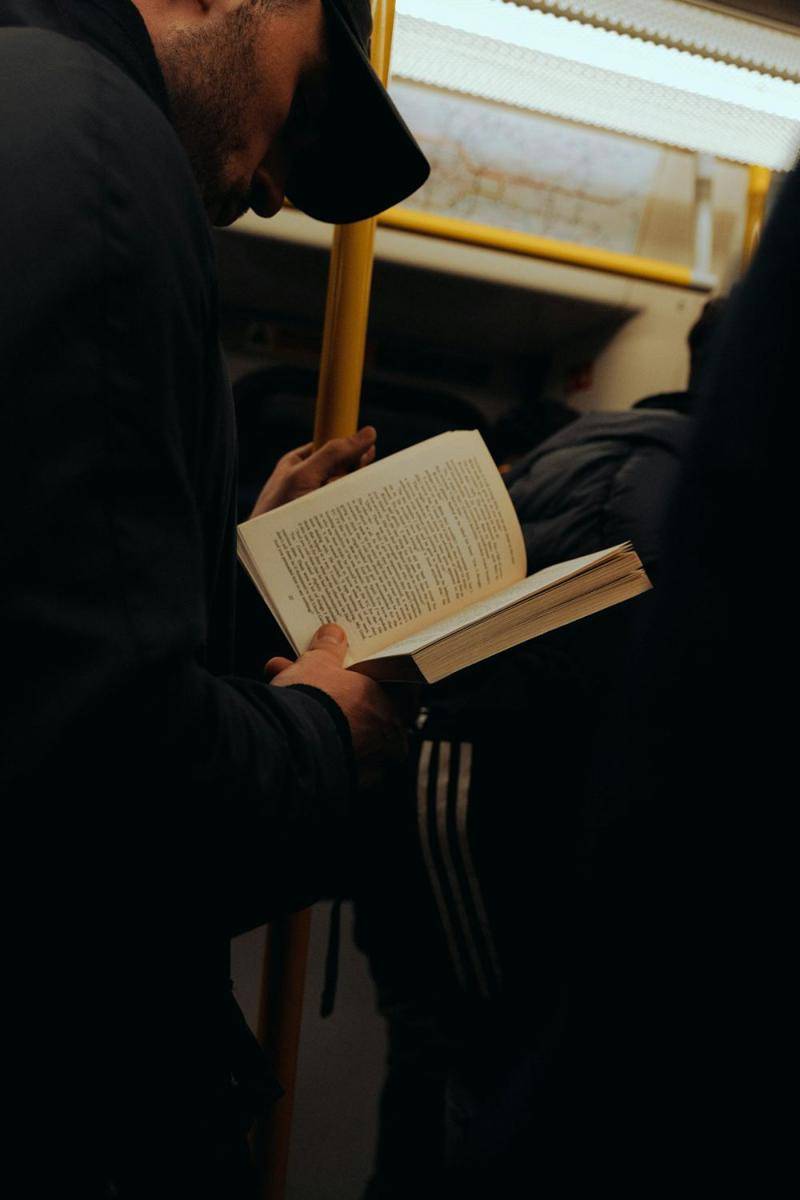 Ilustrasi orang membaca buku (unsplash/mathiasreding)