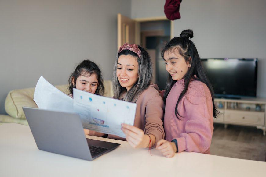 ilustrasi orangtua dan anak (unsplash.com/yunus tuğ)