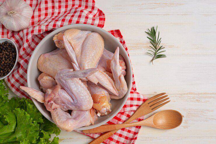 ilustrasi daging ayam, salah satu sumber vitamin B kompleks (freepik.com/jcomp)