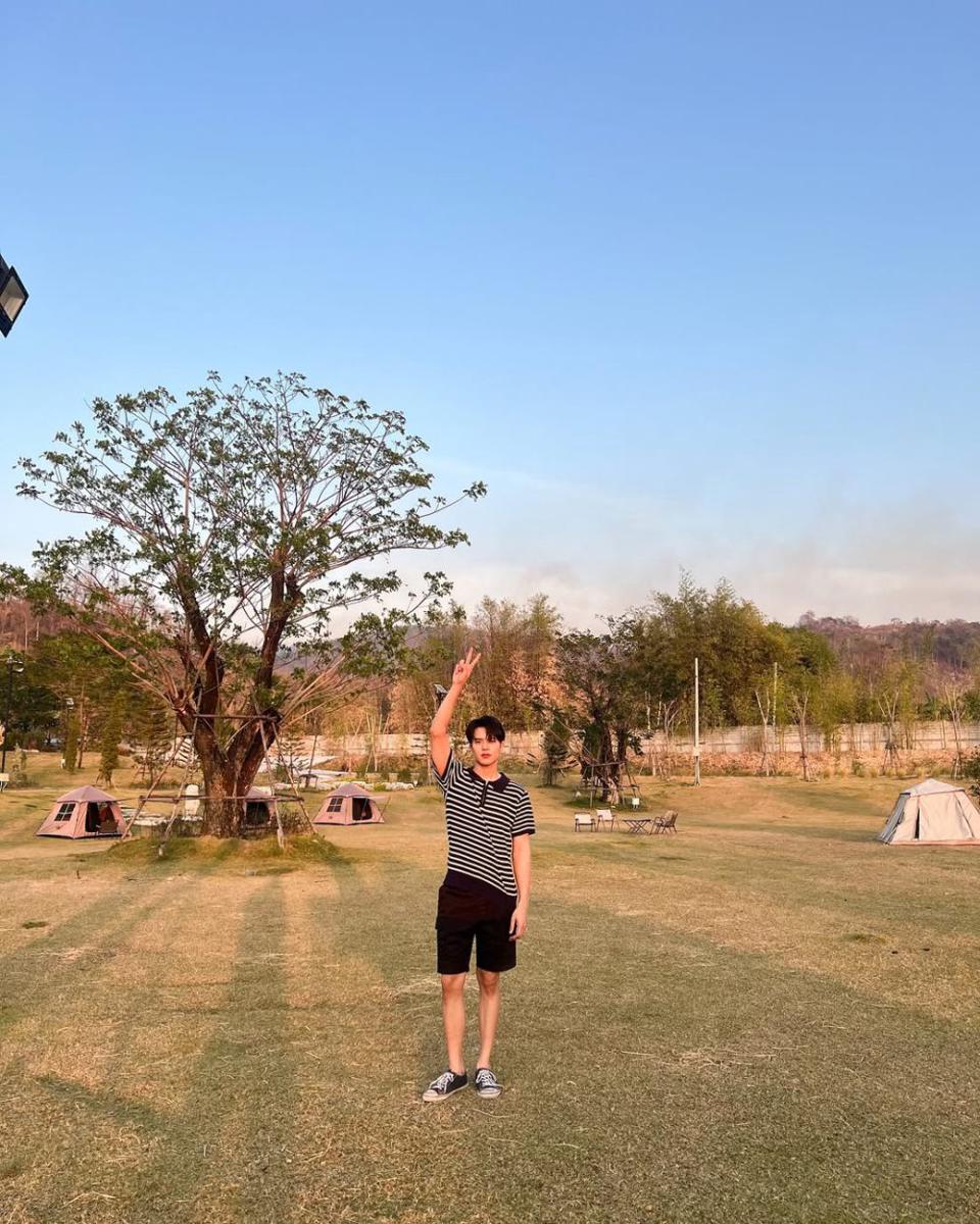 Outfit Minimalis ala Poon Mitpakdee (instagram.com/poon_mit12)