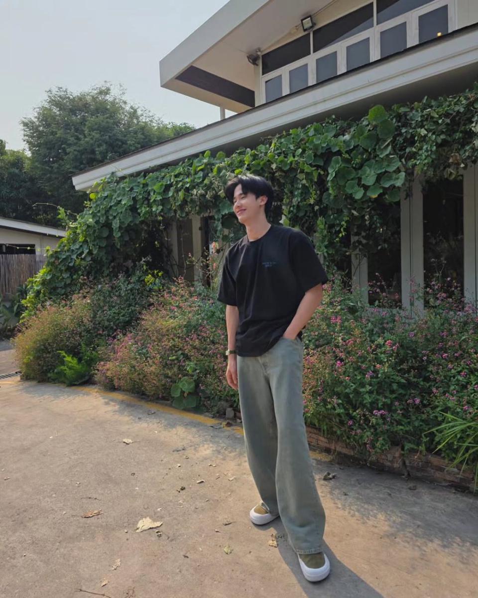 loose jeans ala Tay Tawan (instagram.com/tawan_v)