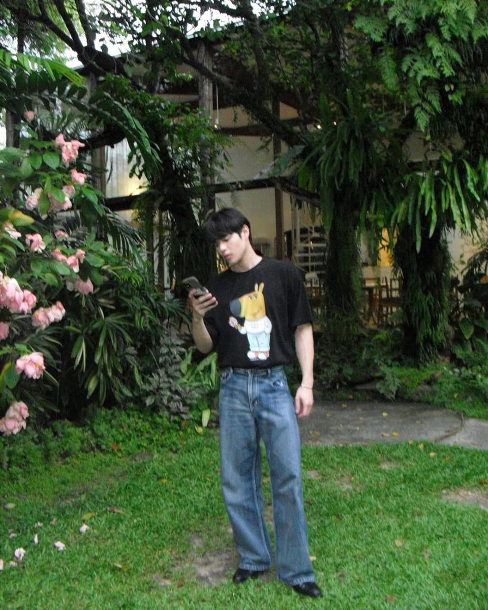 Outfit Minimalis ala Poon Mitpakdee (instagram.com/poon_mit12)