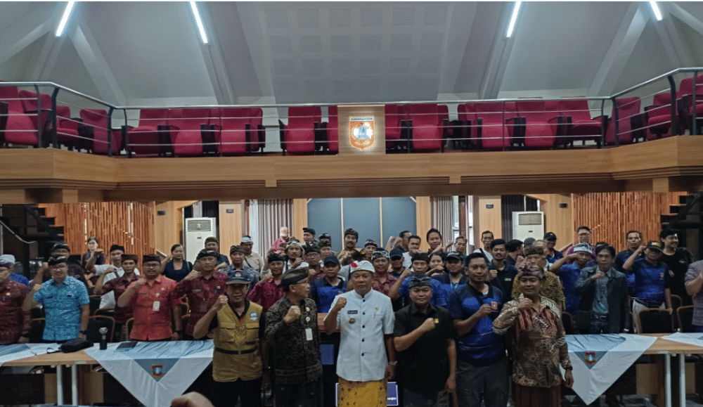 Wakil Bupati Karangasem Menandatangani deklarasi gerakan memilah sampah. (Dok.Pribadi/Muhammad Ibnu Khaldun)