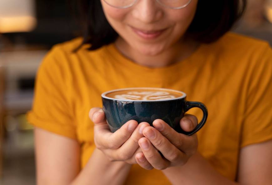 ilustrasi minum kopi (freepik.com/freepik)
