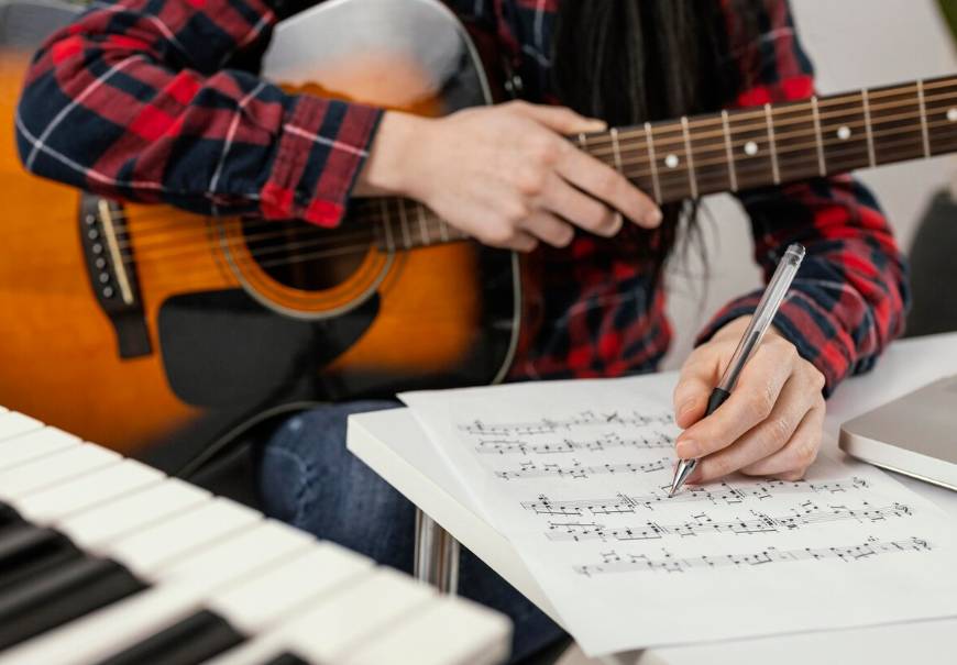 ilustrasi belajar alat musik (freepik.com/freepik)