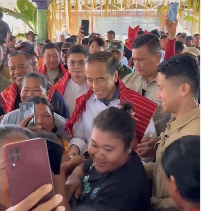 Jokowi sambangi warga Liang Melas Datas Karo, Jumat (16/5/2025) (instagram/jokowi)