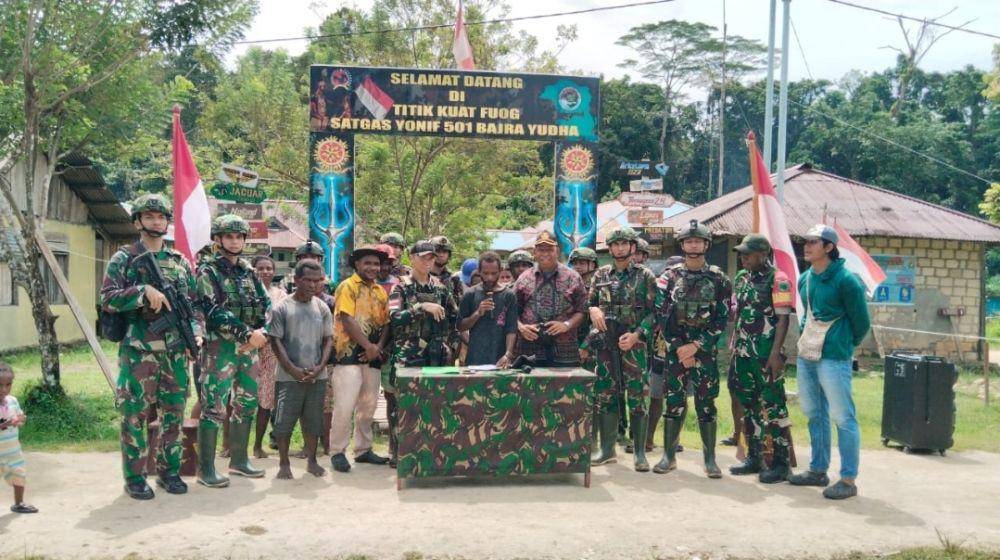 Eks Komandan Batalyon (Danyon) Ayosami dari Organisasi Papua Merdeka (OPM) Kodap IV/Sorong Raya, Yeremias Foumair nyatakan ikrar kepada Indonesia. (Dokumentasi Puspen TNI)