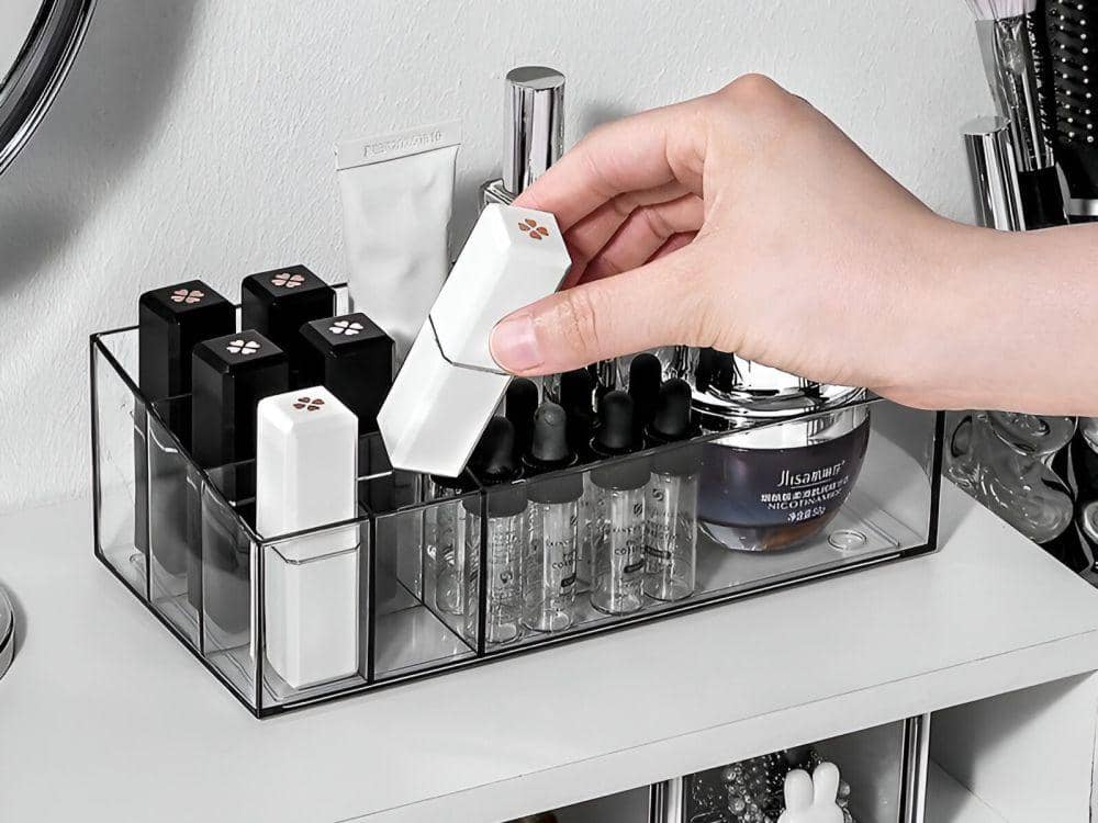 Ilustrasi makeup dalam kotak akrilik