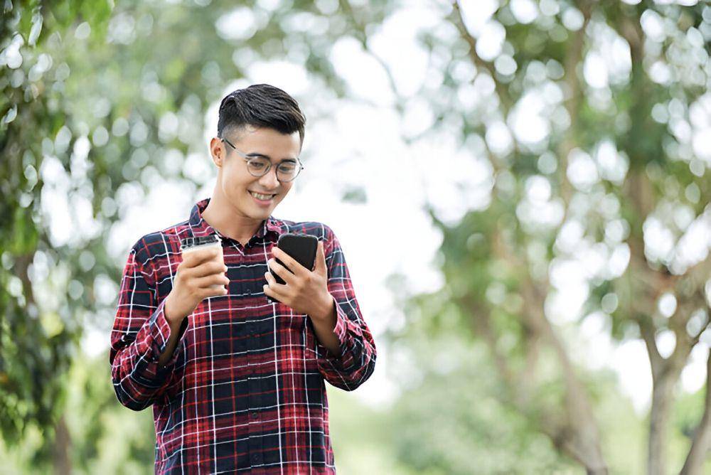ilustrasi pria melakukan chat di aplikasi kencan (freepik.com/pressfoto)