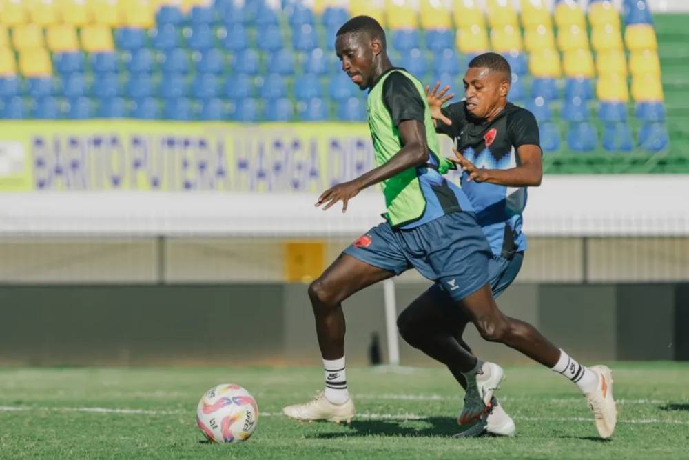 Dua pemain PSM Makassar, Latyr Fall (kiri) dan Karel Ridzald Iek (kanan), dalam sesi official training di Stadion Demang Lehman Banjarbaru pada 16 Mei 2025. (Instagram.com/psm_makassar)