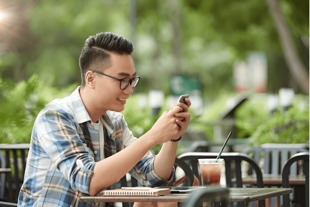 5 Zodiak yang Bikin Chat Tak Pernah Basi di Aplikasi Kencan, Kenali!