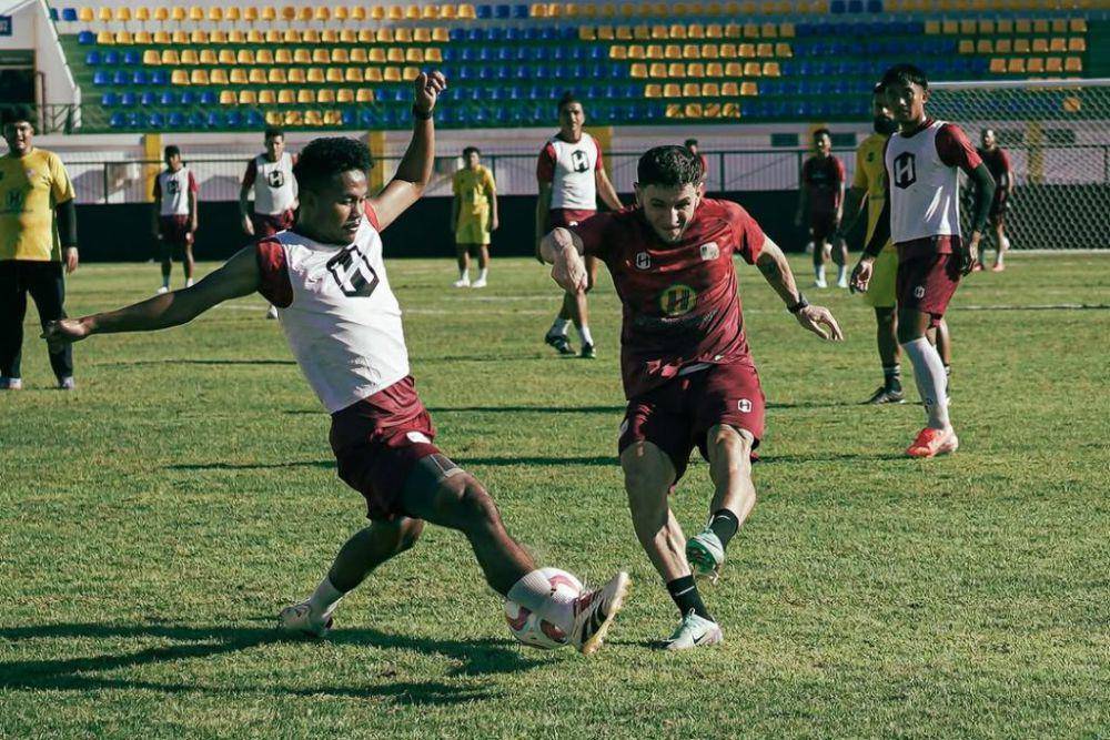 Para pemain Barito Putera dalam sesi official training di Stadion Demang Lehman Banjarbaru pada 16 Mei 2025. (Instagram.com/psbaritoputeraofficial)