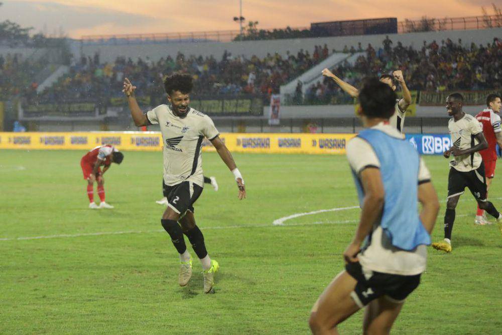 Pemain PSM Makassar, Aloisio Soares (dua dari kiri), merayakan gol yang dicetak ke gawang Barito Putera dalam laga pekan ke-33 BRI Liga 1 2024/2025 yang berlangsung di Stadion Demang Lehman Banjarbaru pada 17 Mei 2025. (Dok. Ofisial PSM Makassar/Agung Dewantara)