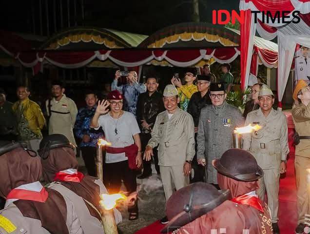 Pemkab HSS bersama para tokoh dan masyarakat menggelar Kirab Obor Peringatan HUT ke-76 Proklamasi 17 Mei 1949, Jumat (16/5/2025) malam. (IDN Times).