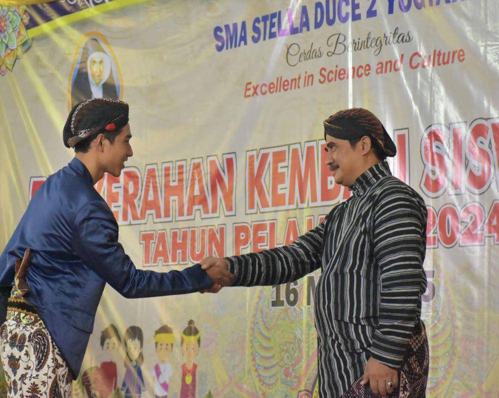 Acara penyerahan kembali siswa Kelas XII kepada orangtua di Pendopo SMA Stella Duce 2 Yogyakarta, Jumat (16/5/2025), (Dokumentasi Stece 2 Yogyakarta)