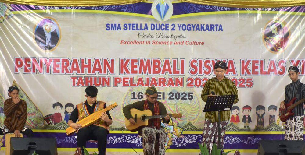 Acara penyerahan kembali siswa Kelas XII kepada orangtua di Pendopo SMA Stella Duce 2 Yogyakarta, Jumat (16/5/2025), (Dokumentasi Stece 2 Yogyakarta)