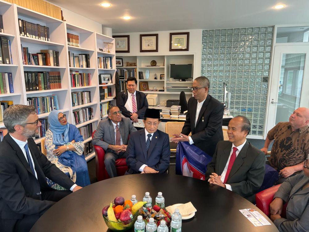 Menag Nasaruddin Terima Gelar Doktor dari Hartford University di AS