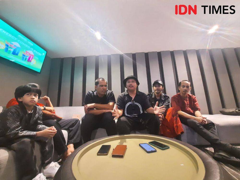 Eden Junjung (ketiga dari kanan) dalam special screening film Angkara Murka di Yogyakarta. (IDN Times/Paulus Risang)