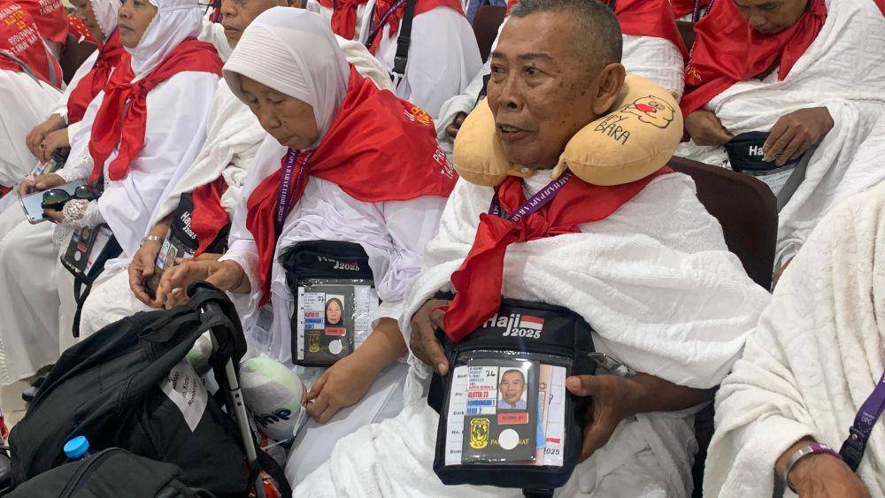 Jemaah haji Embarkasi Makassar pada pemberangkatan gelombang kedua langsung mengenakan ihram jelang keberangkatan menuju Jeddah, Arab Saudi. (Dok. Kemenag Sulsel)