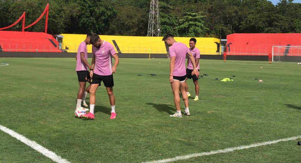 Pemain Persik Kediri menggelar latihan di Stadion H Agus Salim Padang (Foto: IDN Times/Halbert Caniago)
