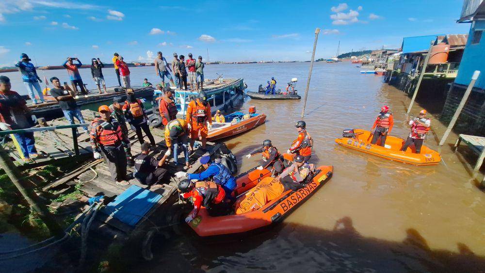 Tim SAR gabungan berhasil menemukan jasad Rivaldi (22), pedagang buah yang hilang di Sungai Mahakam sejak Kamis (15/5/2025) kemarin. (Dok. Kantor SAR Balikpapan)