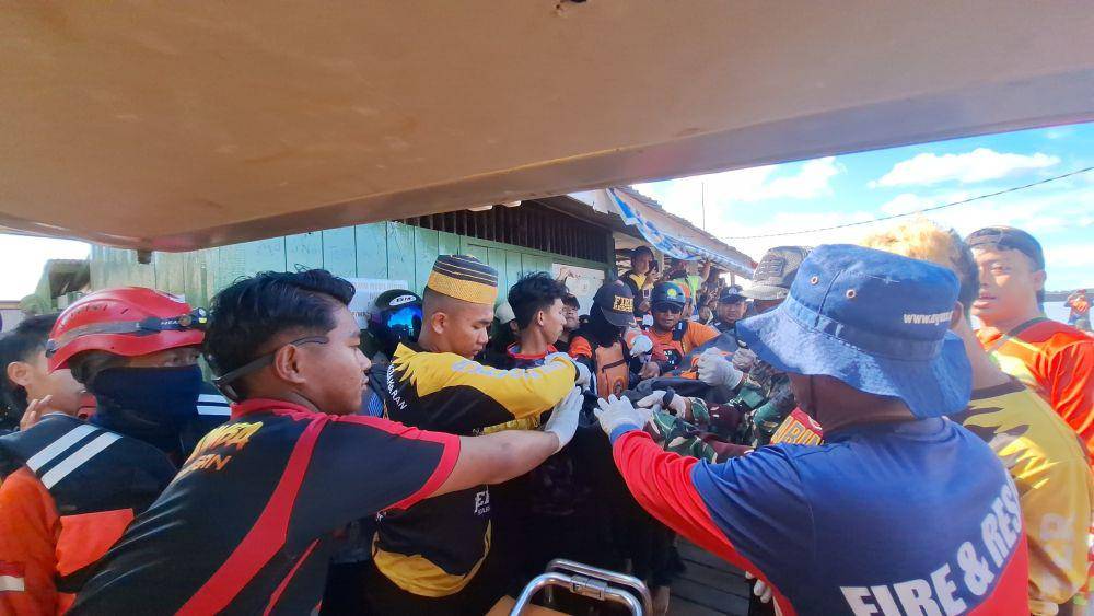 Tim SAR gabungan berhasil menemukan jasad Rivaldi (22), pedagang buah yang hilang di Sungai Mahakam sejak Kamis (15/5/2025) kemarin. (Dok. Kantor SAR Balikpapan)