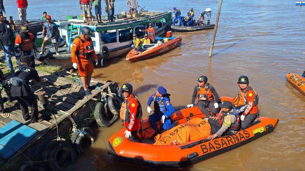 Tim SAR gabungan berhasil menemukan jasad Rivaldi (22), pedagang buah yang hilang di Sungai Mahakam sejak Kamis (15/5/2025) kemarin. (Dok. Kantor SAR Balikpapan)
