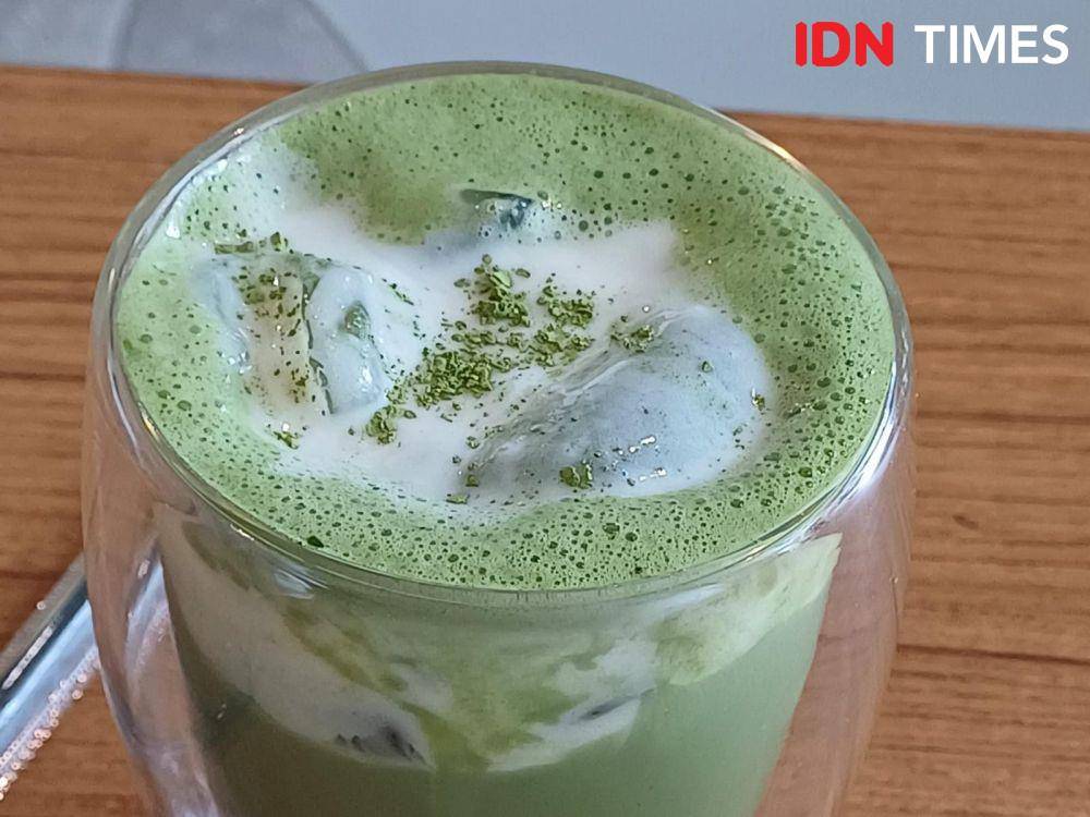 Potret ilustrasi minuman matcha (IDN Times/Dhiya Awlia Azzahra)
