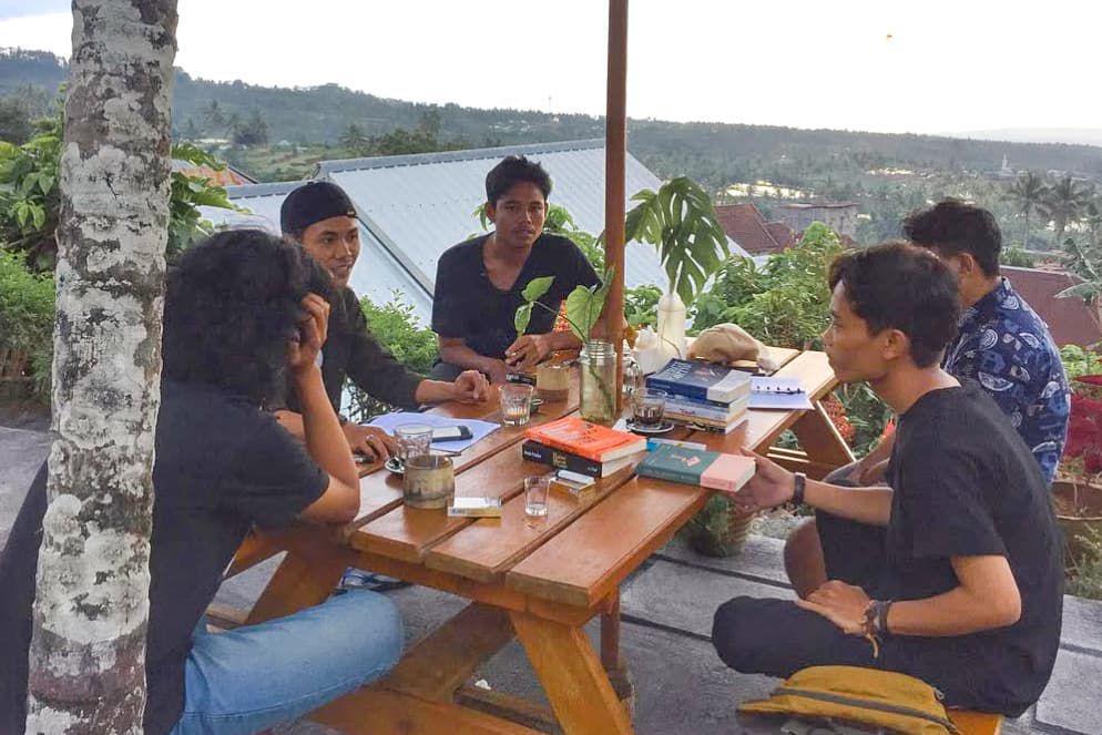 5 Cara Mengajak Teman Nongkrong sambil Diskusi Buku