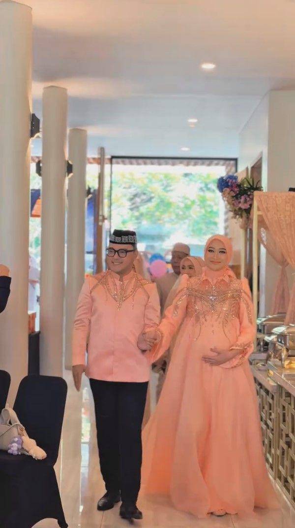 mitoni istri Danang Pradana (instagram.com/farahcarpetsofficial)